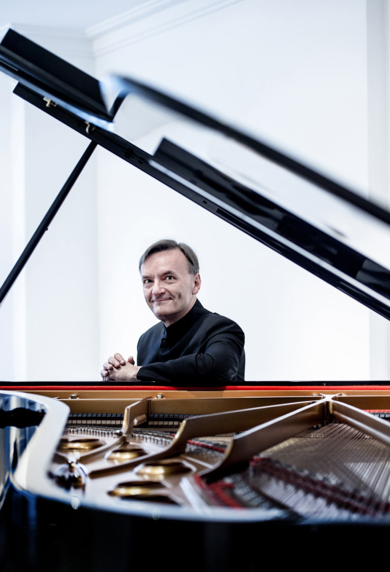 STEPHEN HOUGH • EGYPTIAN PIANO CONCERTO Singapore Symphony Orchestra
